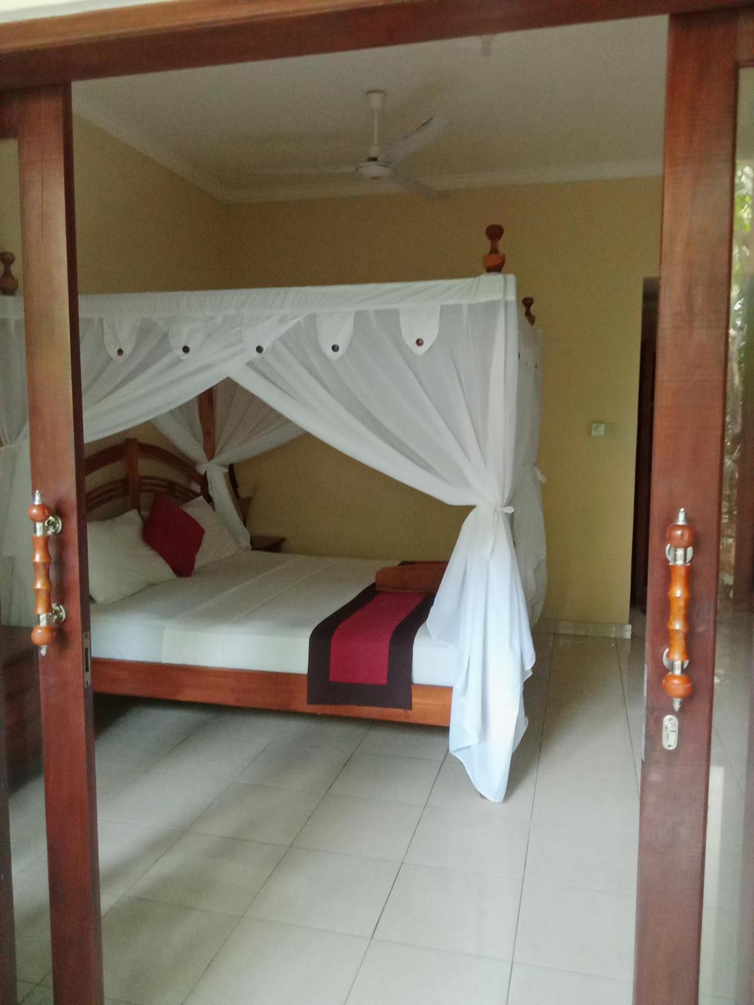Pondok Aldi Hostel Amed Екстериор снимка