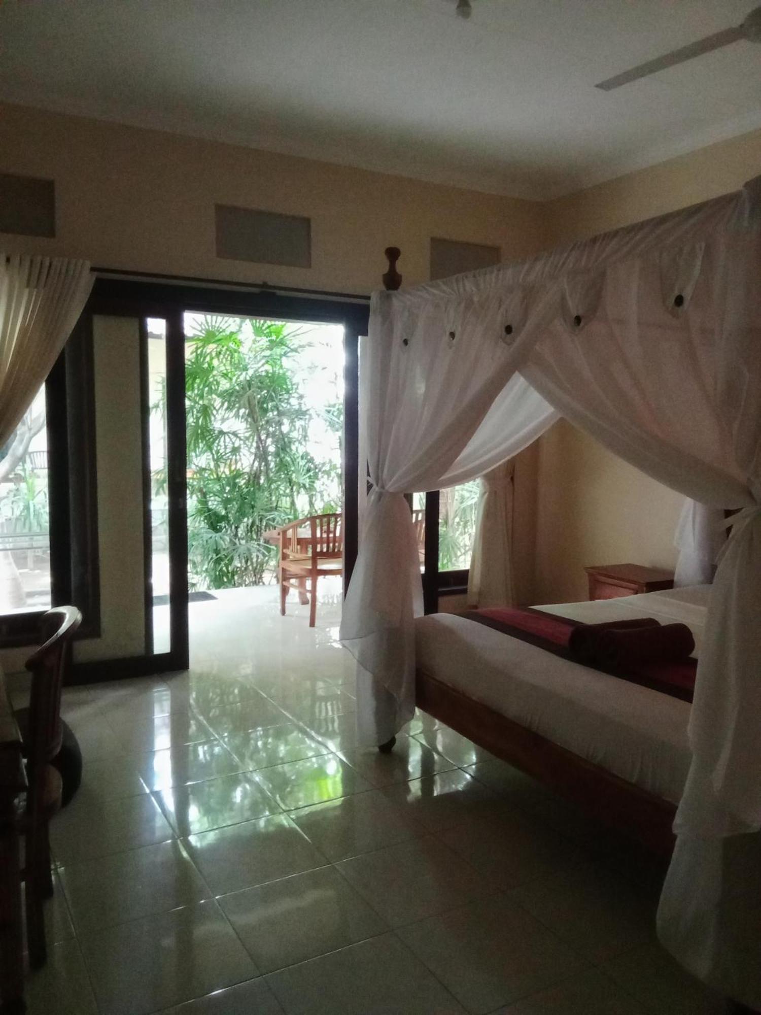 Pondok Aldi Hostel Amed Екстериор снимка