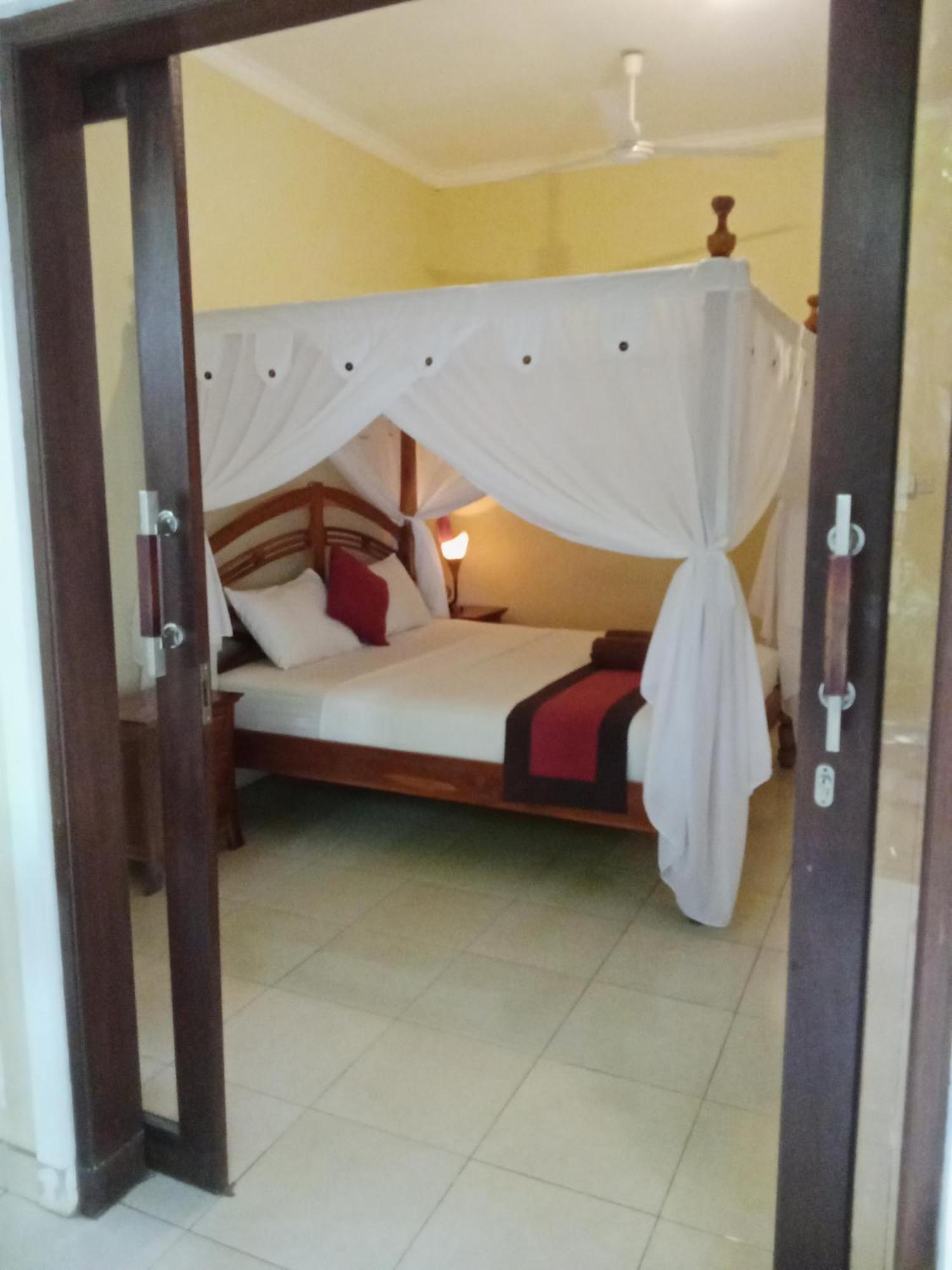 Pondok Aldi Hostel Amed Екстериор снимка