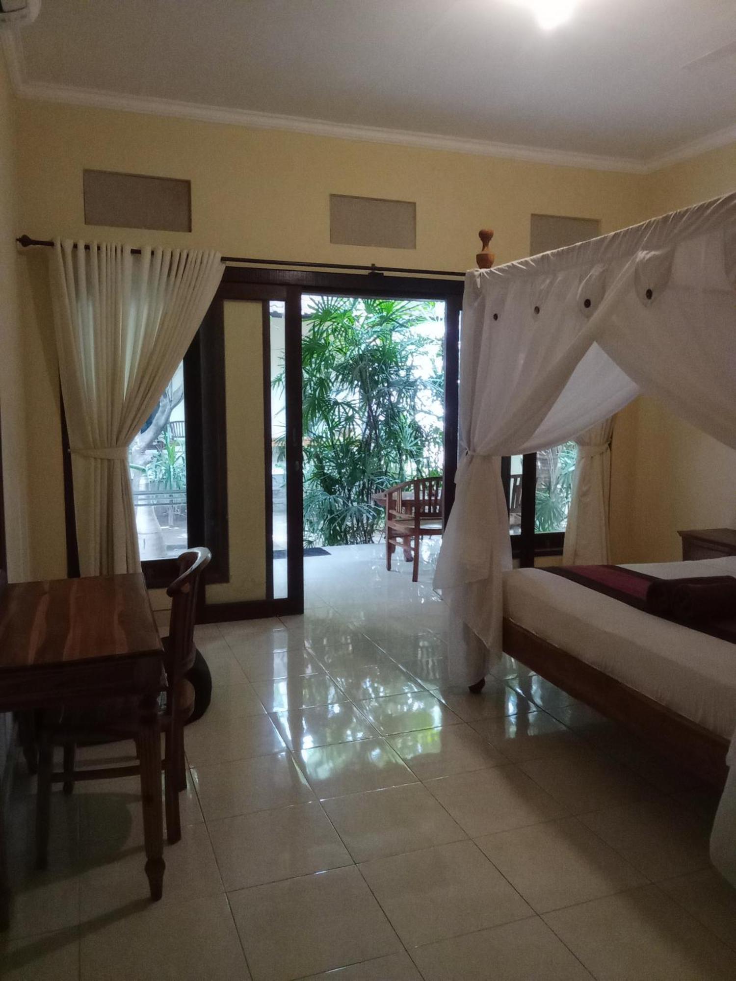 Pondok Aldi Hostel Amed Екстериор снимка
